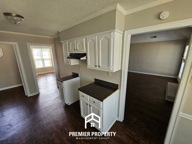 Foto del edificio - Modern 3BR/2BA with Soaring Vaulted Ceilings | Fireplace, Garage & Deck