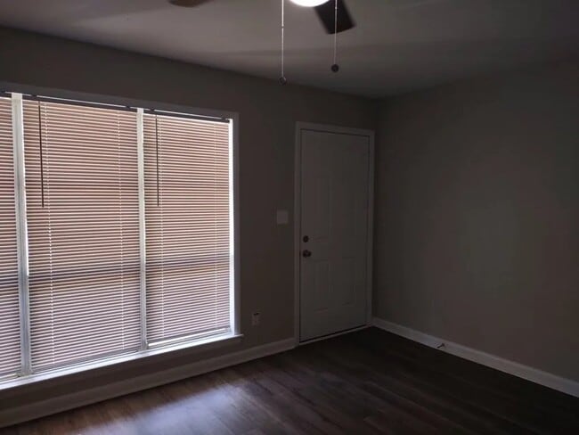 Foto del edificio - 1630 Edgechester Ave