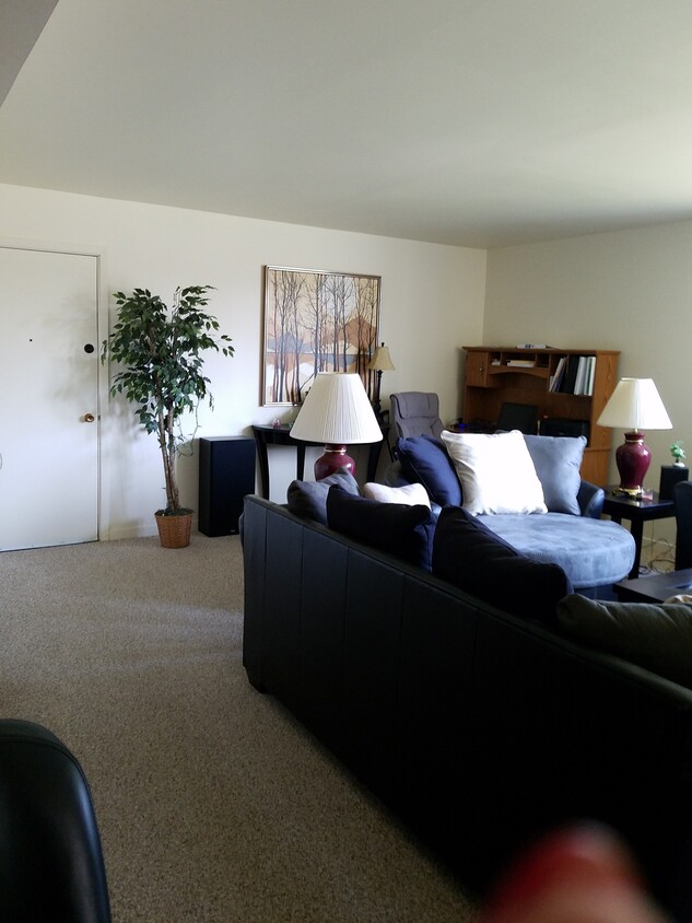 Large living room - 1419 N 8th St