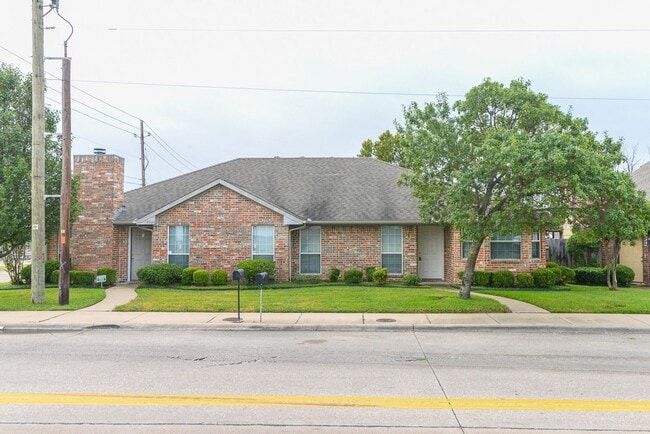 Building Photo - Spacious 2 Bedroom, 2 Bath Duplex – Over 1,200 Sq. Ft!