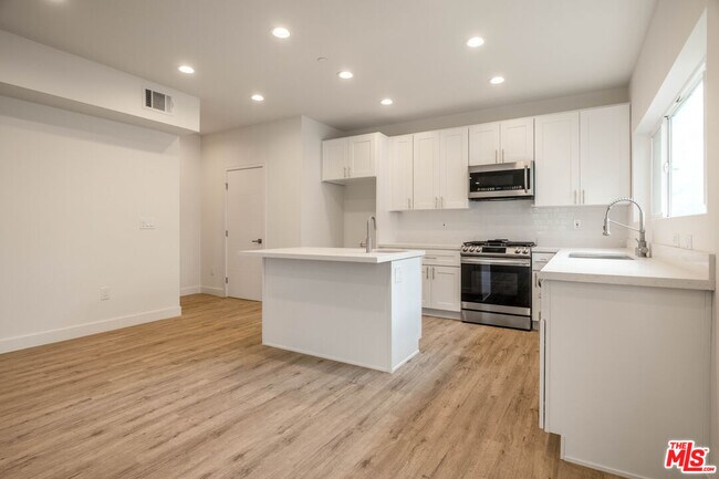Building Photo - 4806 Elmwood Ave
