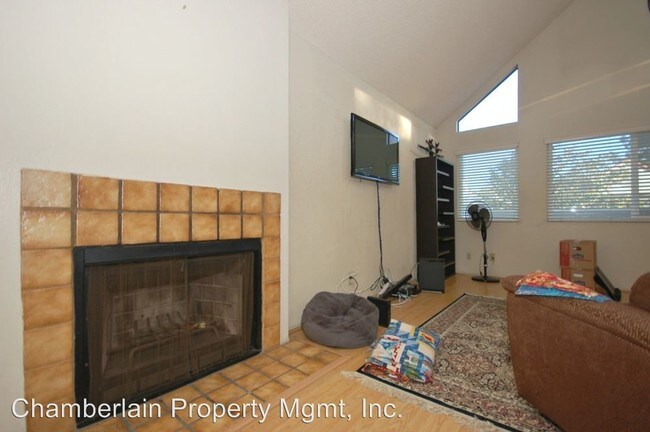 Building Photo - 383 N Melrose Dr