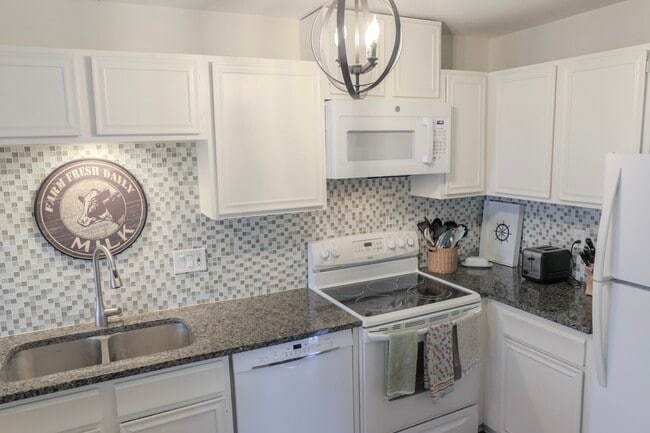 Building Photo - 7589 Zinnia Way
