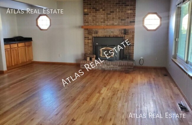 Foto del edificio - Cannot Miss Large and Affordable 5 Bed 4 B...