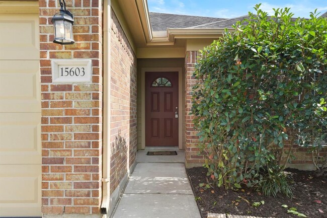 Foto del edificio - 15603 Walnut Leaf Ln