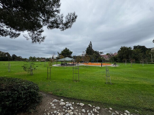 Foto del edificio - ONE BEDROOM UNIT IN THE HEART OF LAKE FOREST