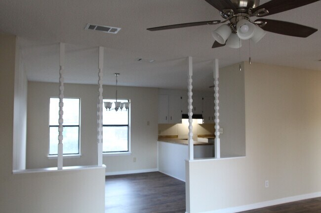 Building Photo - 611 Arrowhead Ln