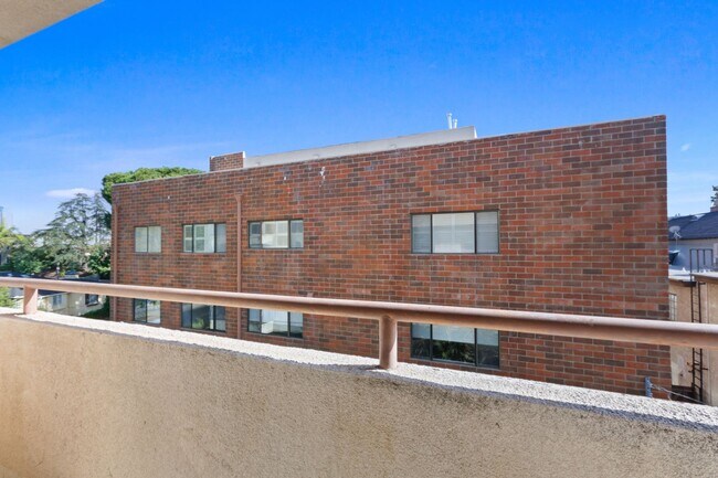 Foto del edificio - 10604 Wilkins Ave