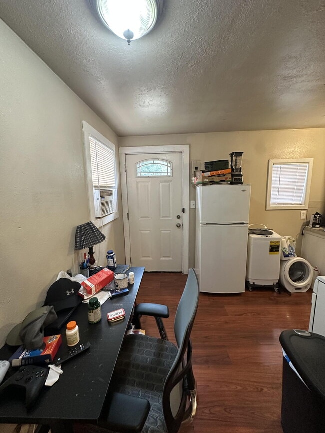Building Photo - Charming & Cozy Back House Near Texas Tech!
