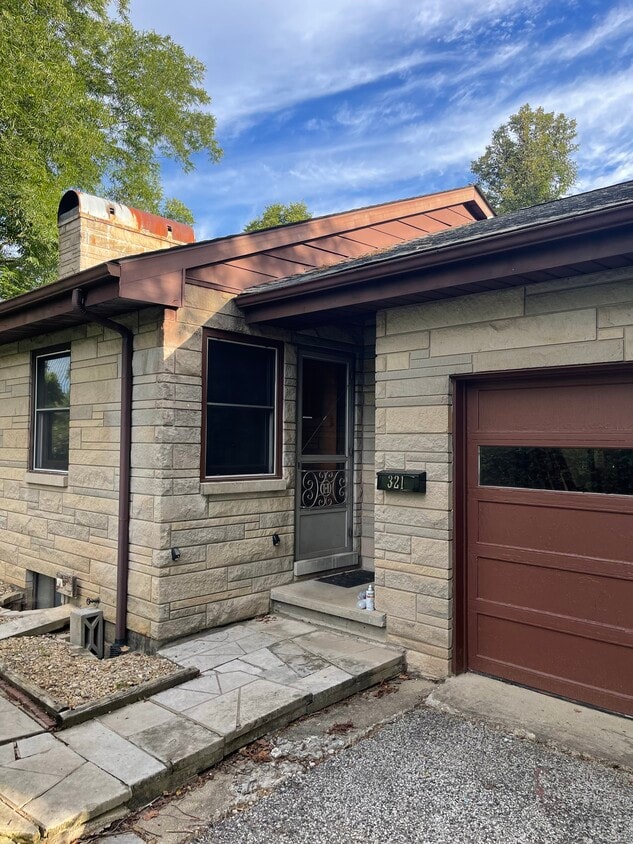 Primary Photo - 321 E Wylie St
