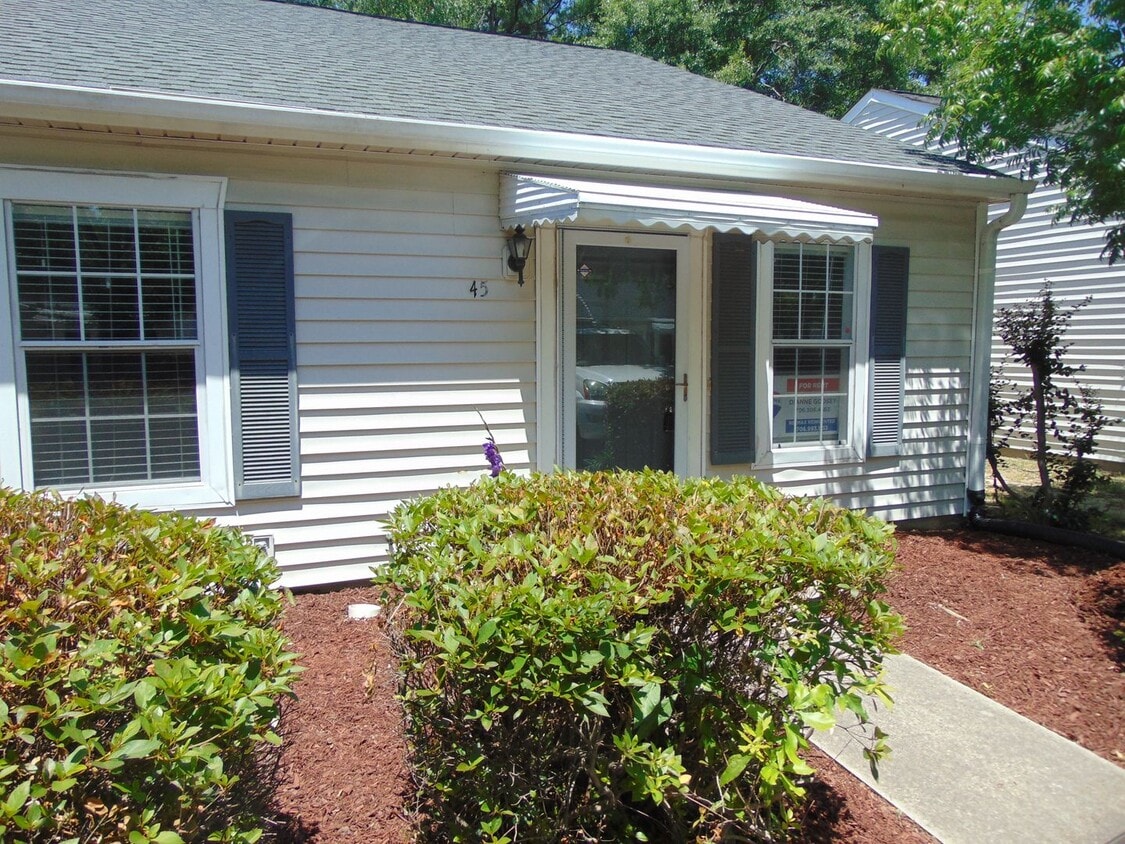Foto principal - West Augusta Townhome Close to Medical, Shopping, and Dining