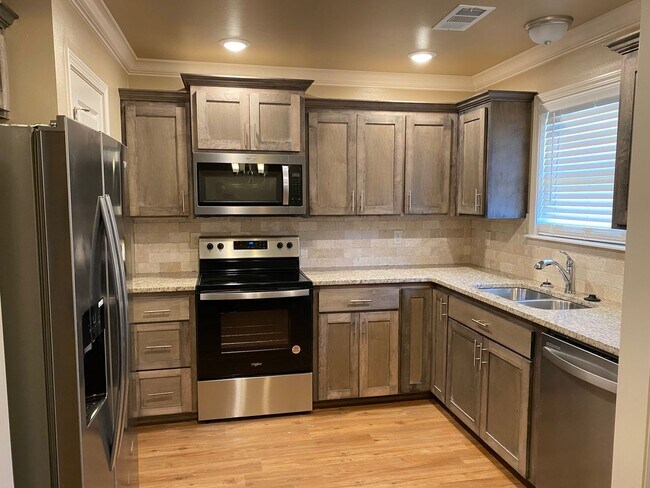 Foto del edificio - Come look at this new construction 3-bedroom 2-bathroom home.