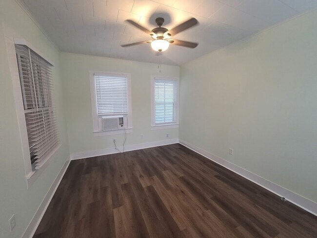 Foto del edificio - 723 Sealy Ave