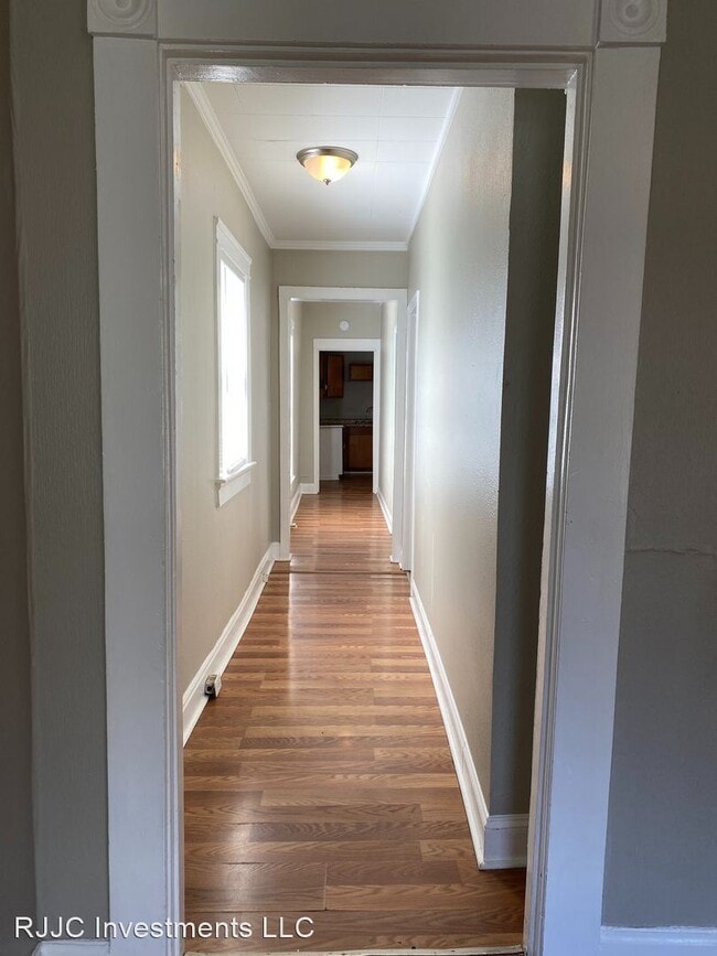 Building Photo - 2 br, 1 bath House - 424 East 7th Street