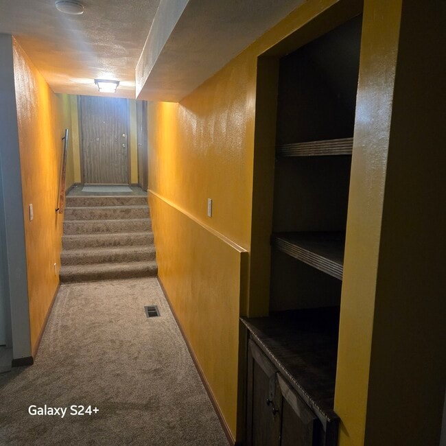 Building Photo - 321 Allan Ave