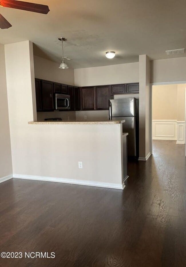 Building Photo - Spacious 2 bedroom, 2.5 bathroom in Caroli...