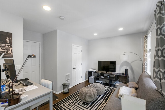 Photo - 720 W Evergreen-1 Apartment