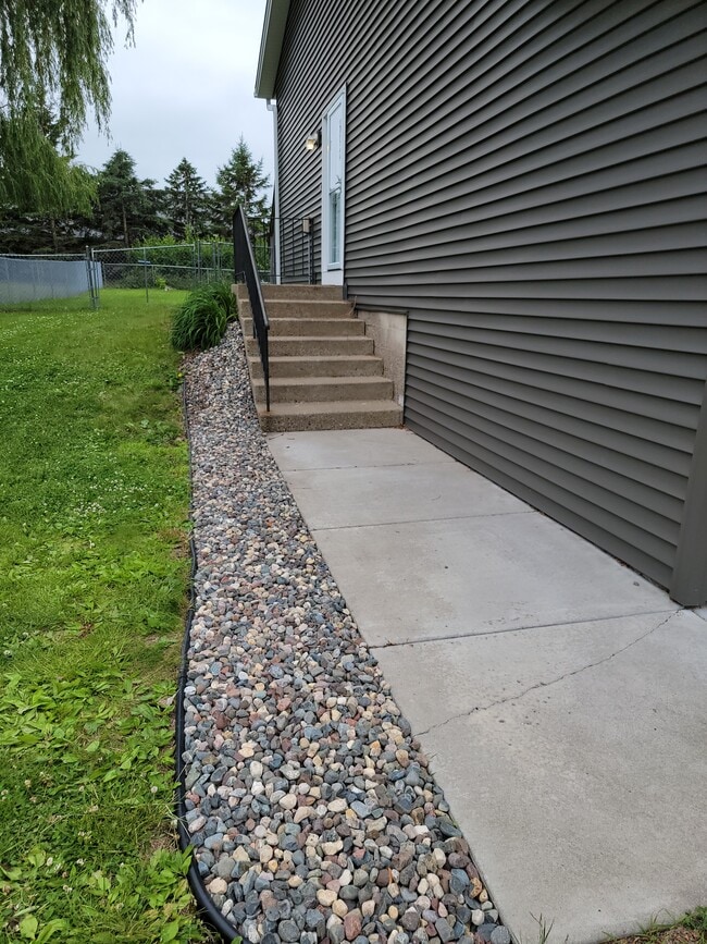 Path to front door - 4557 Scott Trl