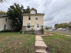 Building Photo - 1127 W 7th St
