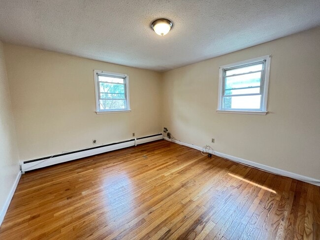 Building Photo - Two Bedroom One Bathroom Apartment! In Wes...