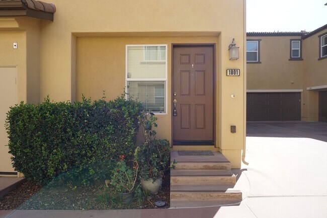 Foto del edificio - Great 2B/2.5BA Townhouse Available in Santee with Attached Garage & Onsite Pool, Spa, and Playgro...