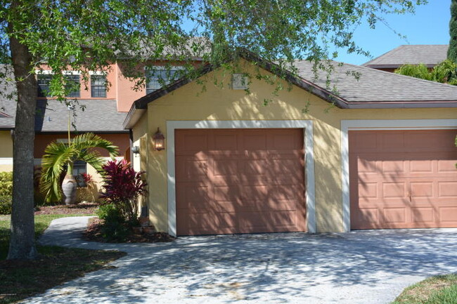 Single Car Garage / with 2 car space in front - 1055 Luminary Cir