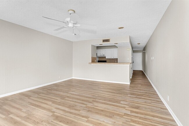 Foto del edificio - 12500 Melville Dr