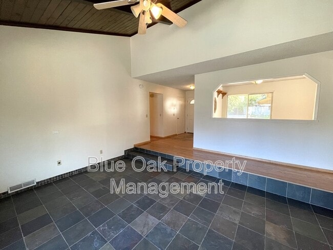 Foto del edificio - 930 St Clair Dr