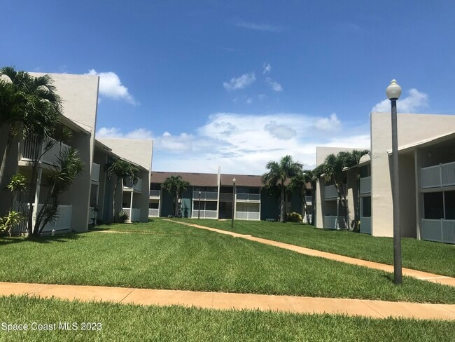 Foto del edificio - 250 N Banana River Dr