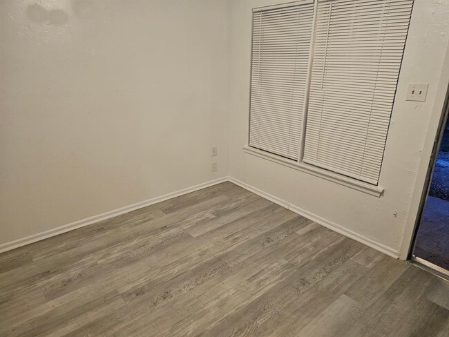 Building Photo - 515 Margil St