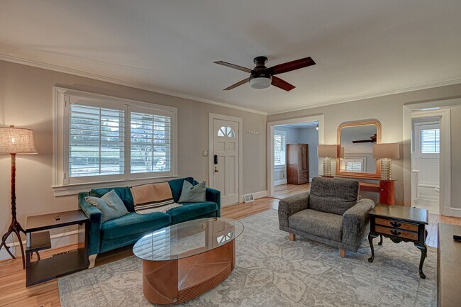 Building Photo - Washington Park 3BR 2Bth Home - available now for both short or long term lease