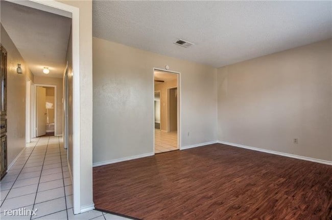 Building Photo - 3 br, 2 bath House - 1101 Briar Oaks Dr