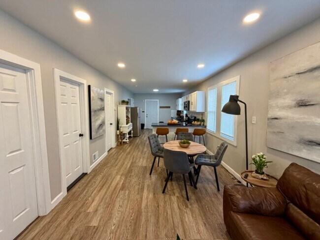 Foto del edificio - Fully Furnished And Updated 4 bedroom 2 bath house for Lease