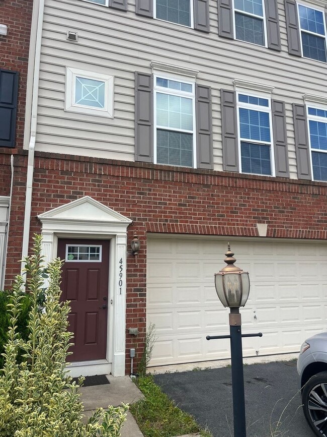 Building Photo - 45901 Peach Oak Terrace