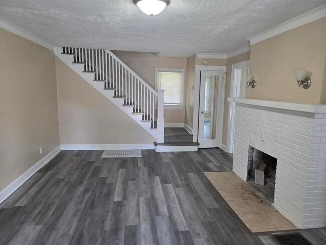Building Photo - 3711 N Gladstone Ave