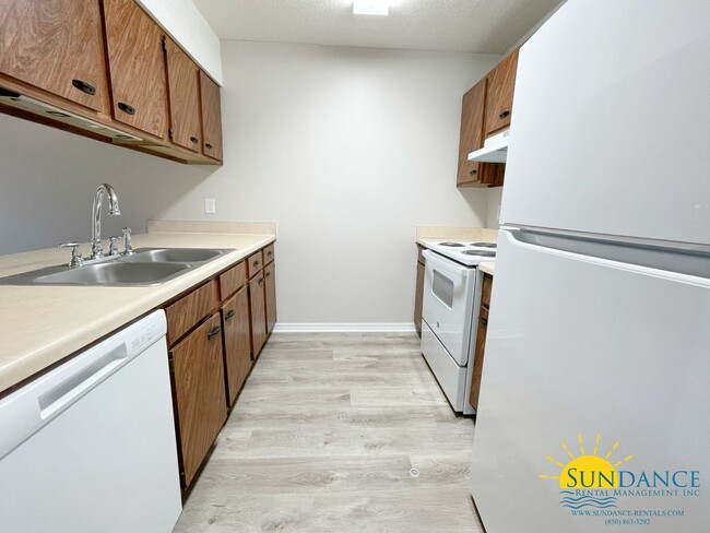 Foto del edificio - Charming 2-Bedroom Ground-Floor Unit in Fo...