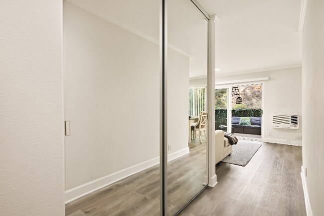 Building Photo - 8503 Villa La Jolla Dr