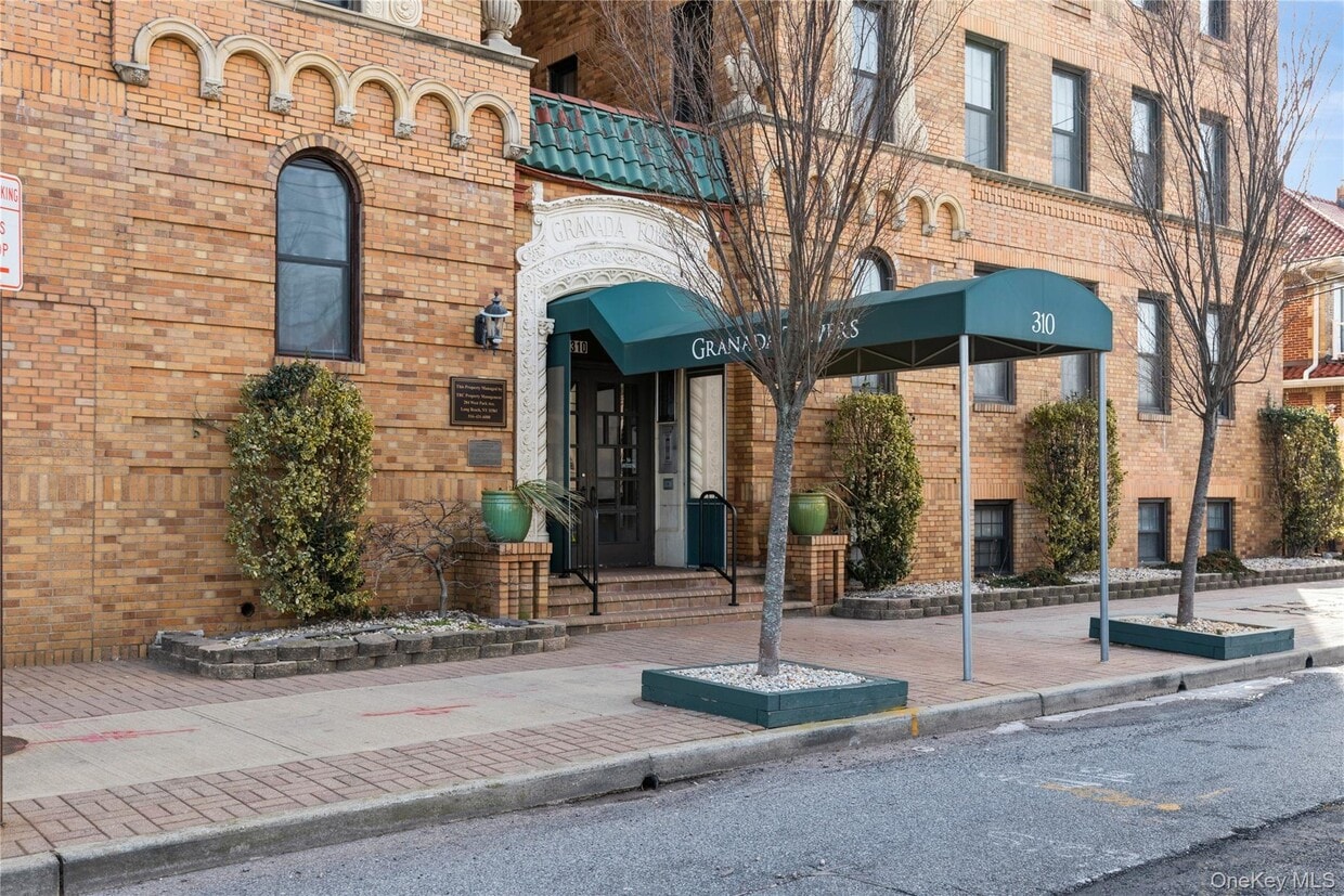 Building Photo - 310 Riverside Blvd