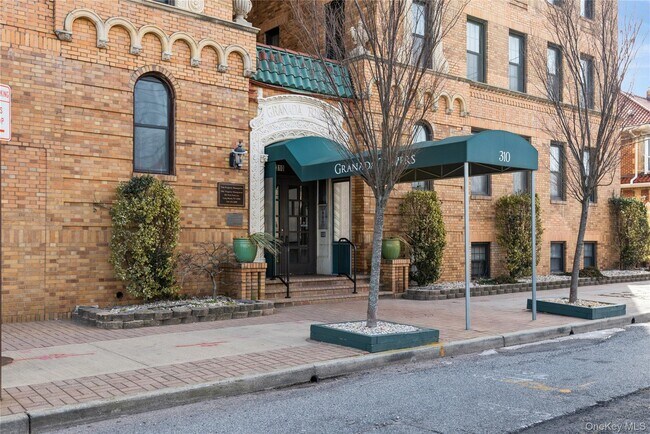 Foto del edificio - 310 Riverside Blvd