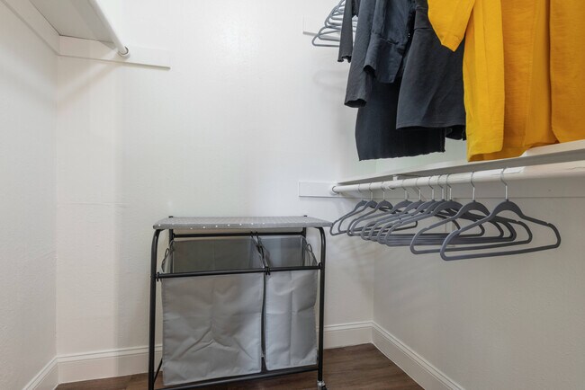 Amplio vestidor en Oak Park Apartments - Oak Park
