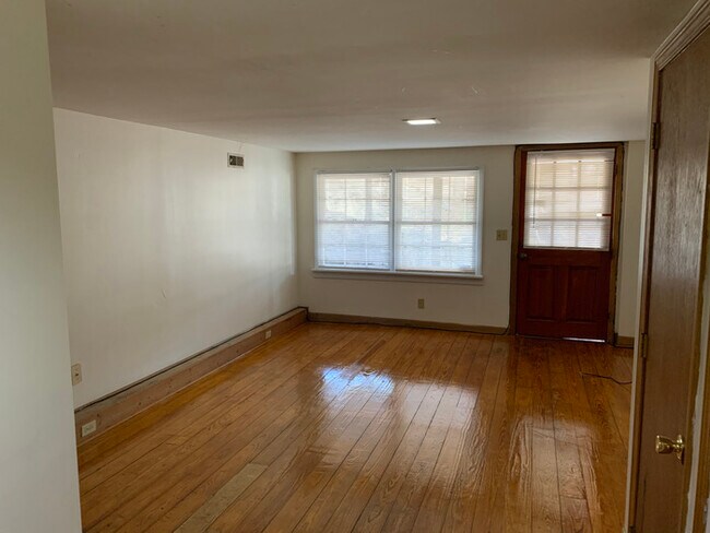 Building Photo - 3 bed 2 bath home plus basement