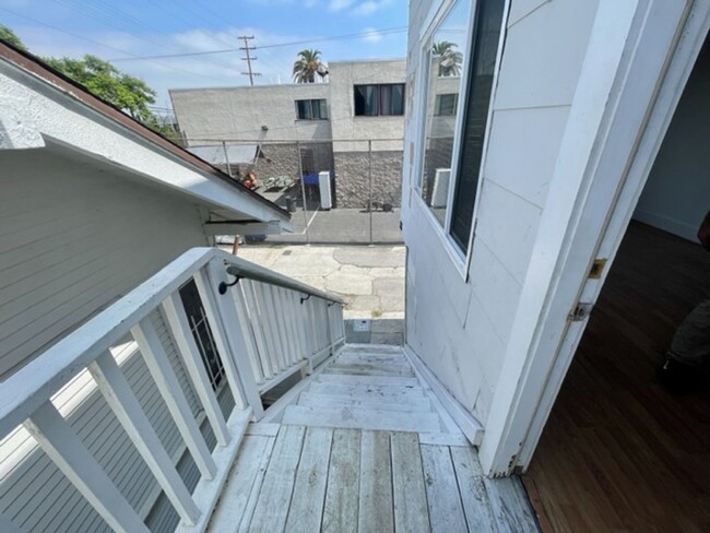 Foto del edificio - 2-BR Upstairs Unit with Garage in Heart of...