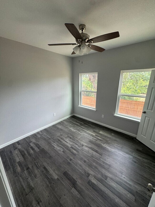 Foto del edificio - 3/2/2 NEW CONSTRUCTION Spacious YARD WITH ...