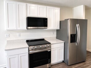 Building Photo - 204 Iris Ln