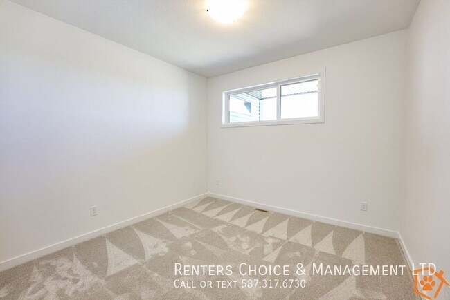 Photo du bâtiment - Pet Friendly Main Floor Suite with Fenced Yard