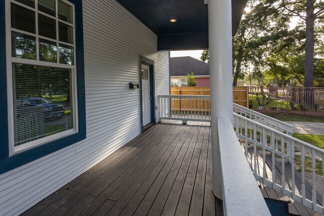 Building Photo - Move in ready 2 bedroom 1 bath duplex in 7...