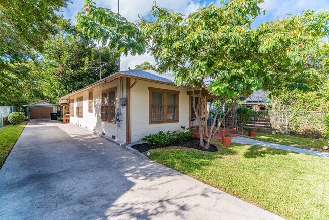 Foto del edificio - UPDATED 2-BEDROOM IN FIVE POINTS