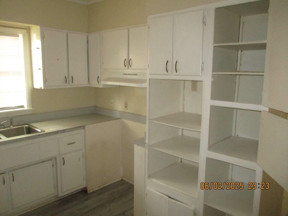 Building Photo - 1717 Samford Ave