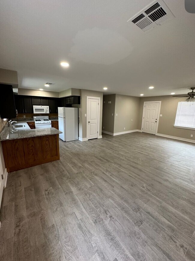 Foto del edificio - 4 Bedroom 2 Bath Single Family Home
