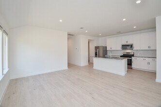 Building Photo - 7831 Sanremo Dr